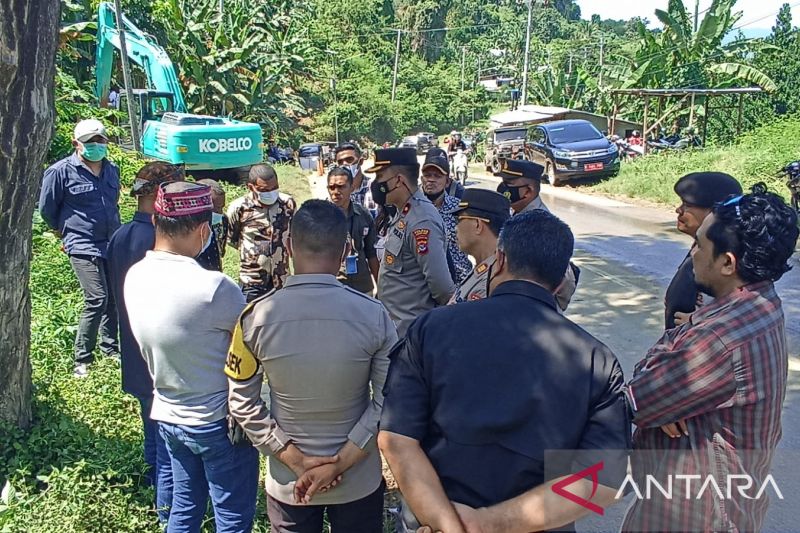 Polisi bubarkan warga yang blokir pembukaan jalan ke hutan Bowosie