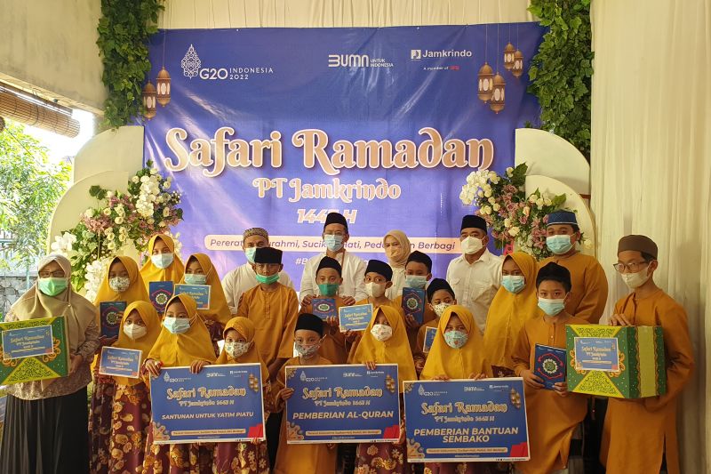Safari Ramadhan, Jamkrindo bagikan paket sembako di Malang