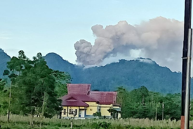 Warga Tobelo Utara terpapar abu vulkanik Gunung Dokuno