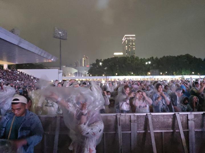 Konser Westlife di GBK Diguyur Hujan, Fans Tetap Nyanyi Bersama