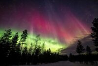 Pemandangan Aurora disebabkan oleh lontaran massa koronal pada Matahari yang menerangi langit di atas Lapland di Rovaniemi, Finlandia 15 Maret 2023. Courtesy of All About Lapland/Alexander Kuznetsov/Handout via REUTERS